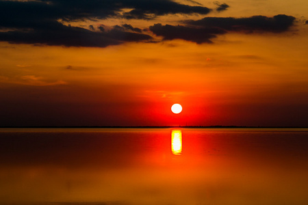 美丽的夕阳海面