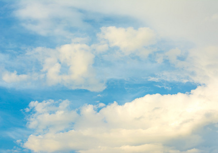白云和蓝天背景图像。