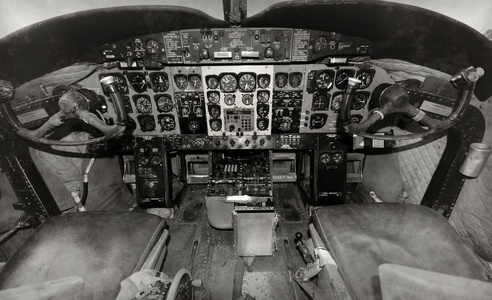 老飞机驾驶舱