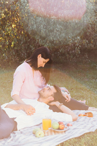 怀孕夫妇野餐