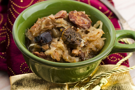 传统的波兰酸菜 bigos 与蘑菇和李子