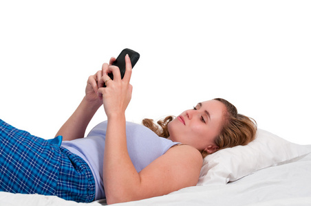 躺在床上的女人发短信