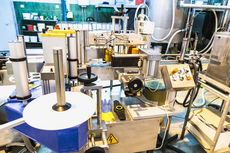 输送机的自动包装生产线照片