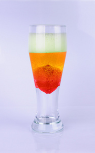 果汁玻璃提供与泡沫