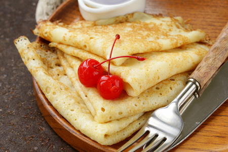 Tunna pannkakor med chokladss p en tallrik