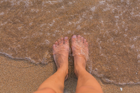 加勒比的湿的脚在海边赤脚照片