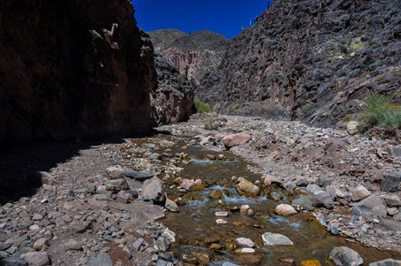 蒂尔卡拉峡谷与流水，北阿根廷