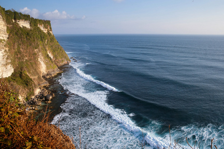 海景 悬崖和海洋，巴厘岛乌鲁瓦图