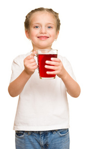 小女孩用杯果汁