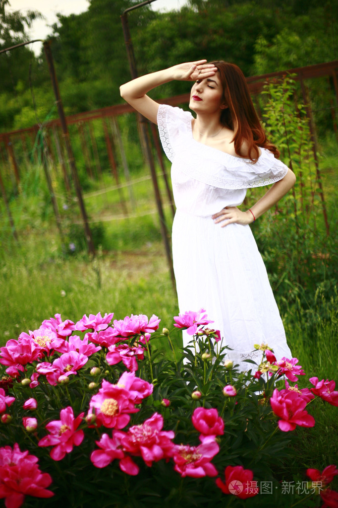 牡丹花花的漂亮女孩