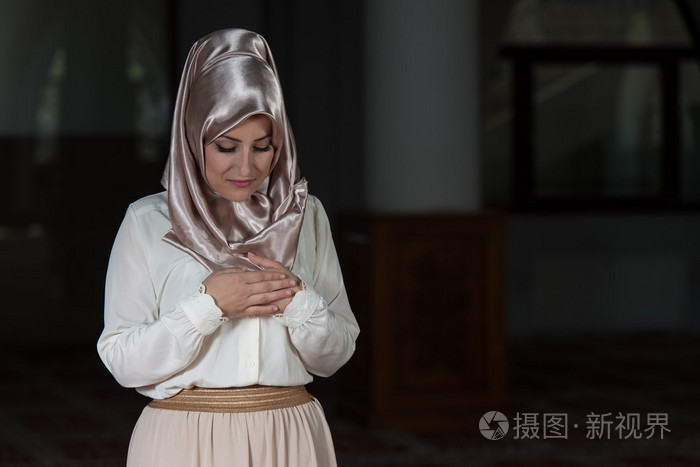 穆斯林在清真寺做礼拜