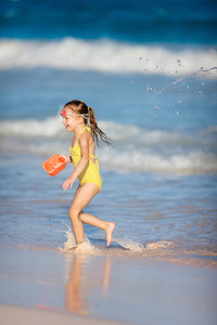 可爱的小女孩，在海滩上