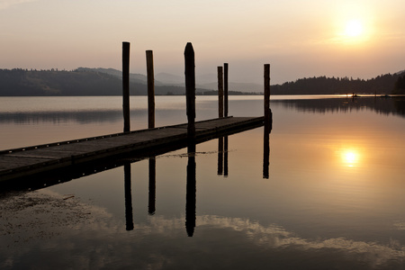 在湖的宁静温暖的日出