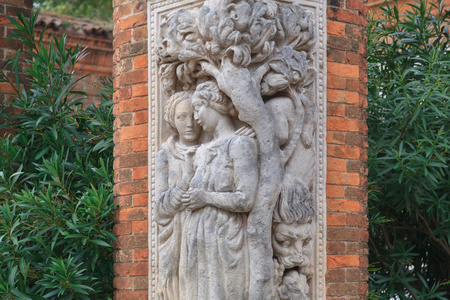 砖柱在花园里的雕像