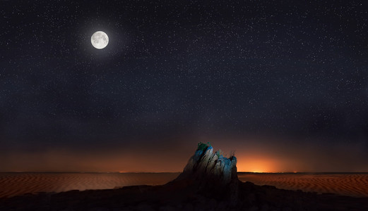 月亮和星星在沙漠中的石头