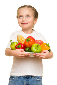 白色衬底上的蔬菜和水果的小女孩
