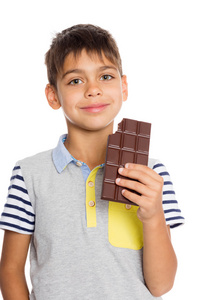 快乐的小男孩，有着巧克力