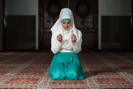 在清真寺做礼拜的穆斯林女人照片