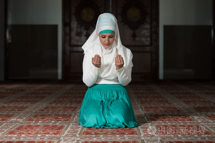 在清真寺做礼拜的穆斯林女人