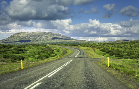 弯曲的沥青路面在冰岛的高山