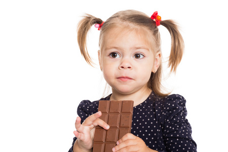 小女孩用一块巧克力
