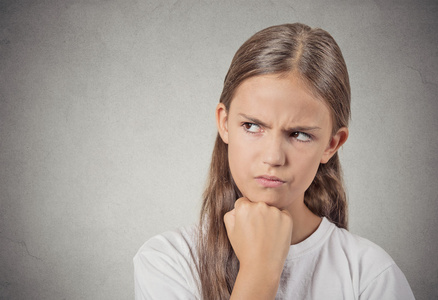 惹人生气的生气脾气暴躁的十几岁的女孩照片