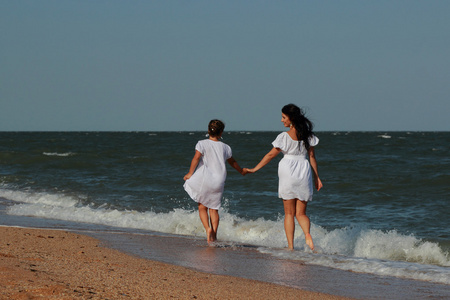 mre et fille sont amuser en plein air