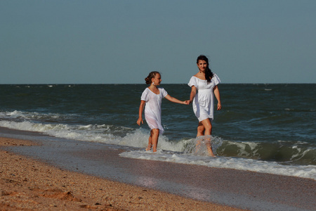 mre et fille sont amuser en plein air