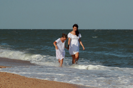 mre et fille sont amuser en plein air