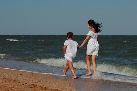 mre et fille sont amuser en plein air