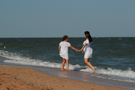 mre et fille sont amuser en plein air