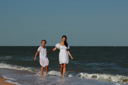 mre et fille sont amuser en plein air