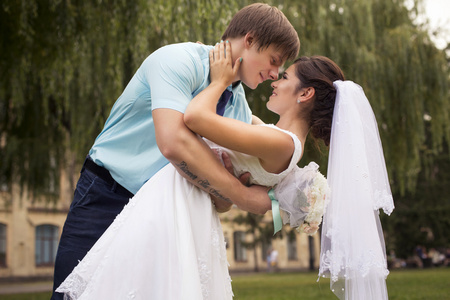 美丽热恋中的情侣。婚礼那天。婚纱礼服。蒂芙尼 bl