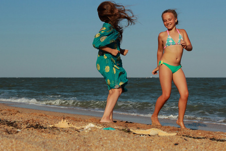 孩子们在海滩上跳舞