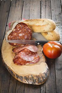 morcon，西班牙香肠的面包和番茄