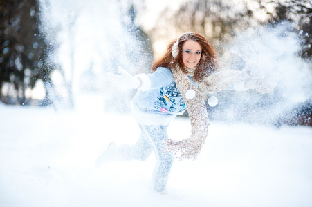 在白雪皑皑的森林里的女孩