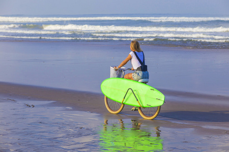 冲浪女孩用一辆自行车