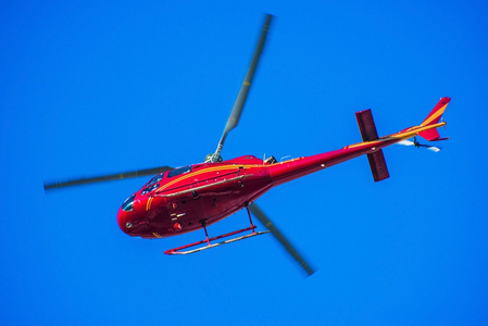 红色的直升机在天空
