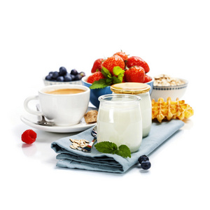 健康的早餐麦片和浆果酸奶