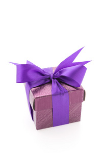 孤立在白色背景上的紫色礼品盒