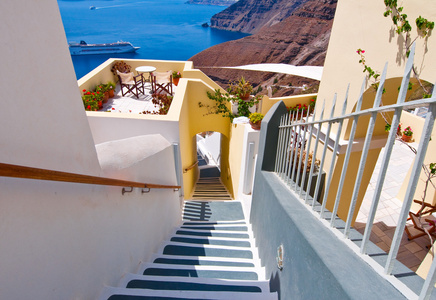 希腊圣托里尼岛上的端口在 Fira 镇通往的楼梯