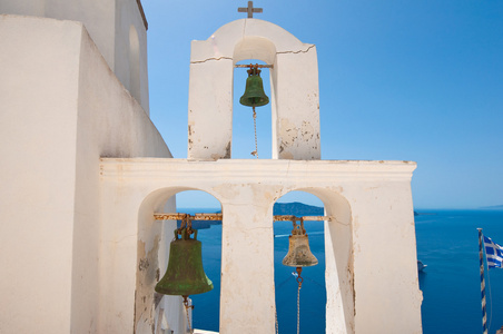 详细的东正教教堂的钟塔。希腊圣托里尼岛费拉镇