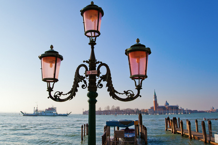 在意大利威尼斯的潟湖的旧街灯