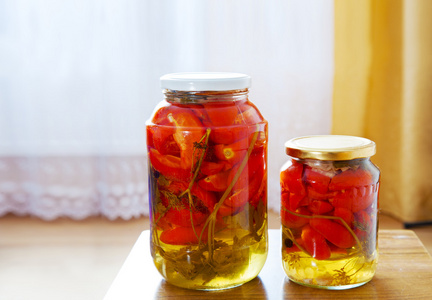 两个玻璃瓶自制的腌西红柿