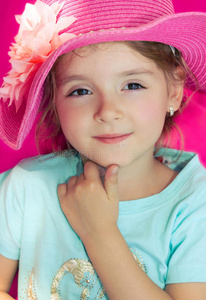 戴着粉色夏日帽的小女孩特写。美丽的笑脸。