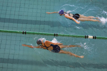 女游泳运动员在游泳池里比赛