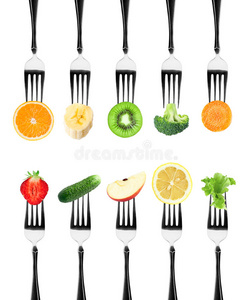 叉子上的水果和蔬菜