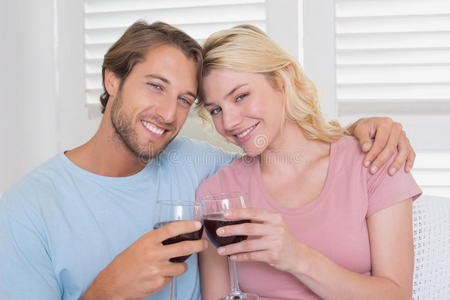 在沙发上喝红酒的幸福夫妻