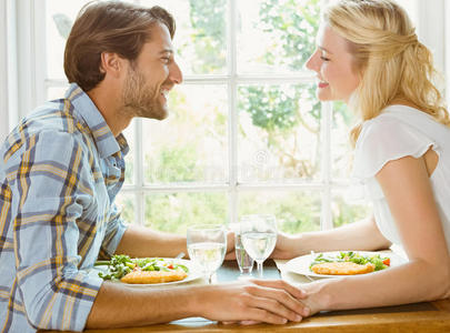 一对快乐的情侣在一起吃饭