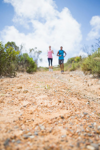 健康夫妇沿着山路慢跑